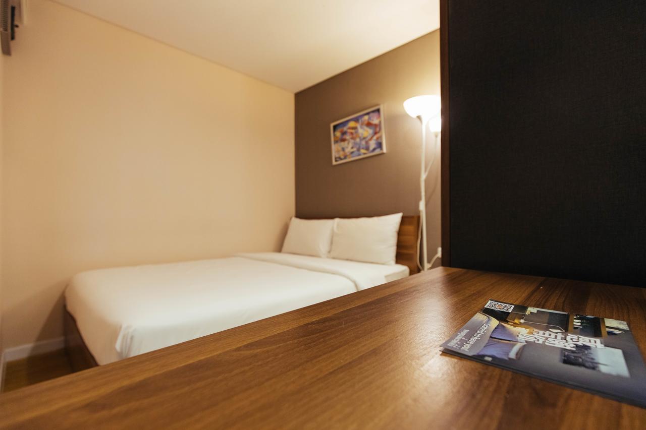 Roomme Hospitality Nang Linchee Branch Bangkok Buitenkant foto